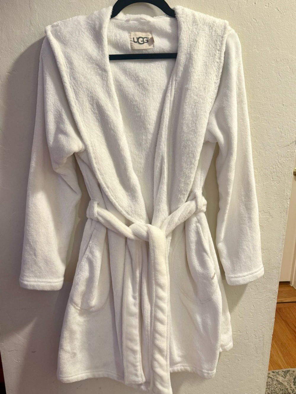 UGG White Plush Hooded Robe Size L Cozy Fleece Spa Bathrobe